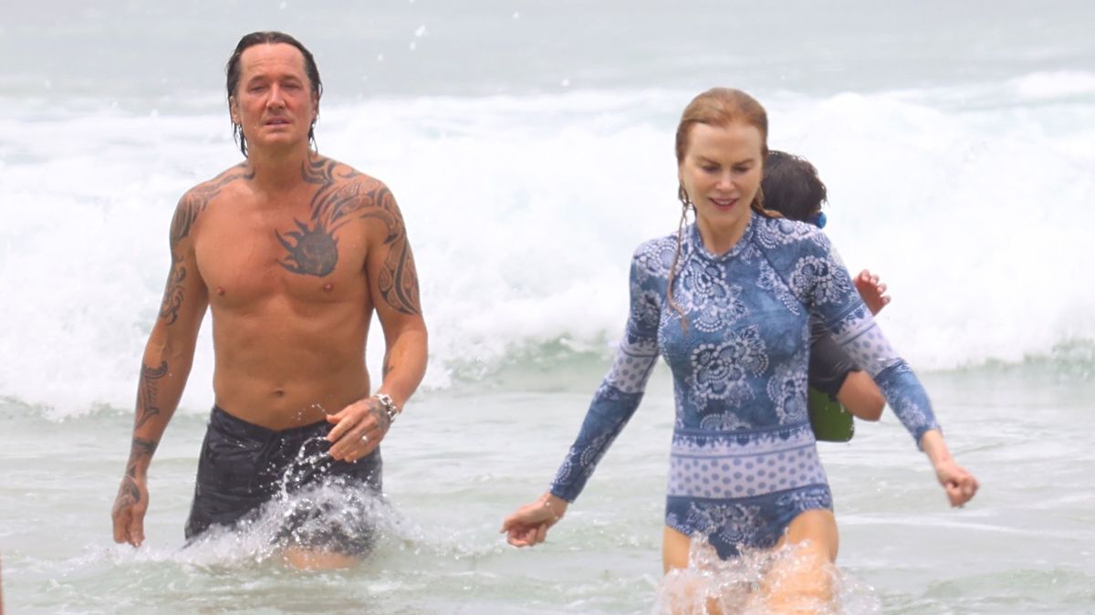 Jejich kondice je neskutečná a ty plavky jsou boží! Lidé pějí ódy na fotky Nicole Kidman a jejího muže z pláže